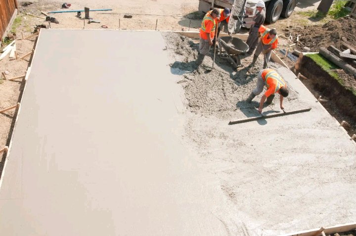 Aljzatbetonozás munka közben, betonszállítóval