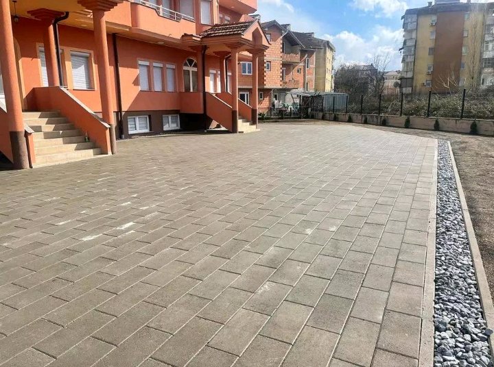 Térkövezett udvar egy társasháznál